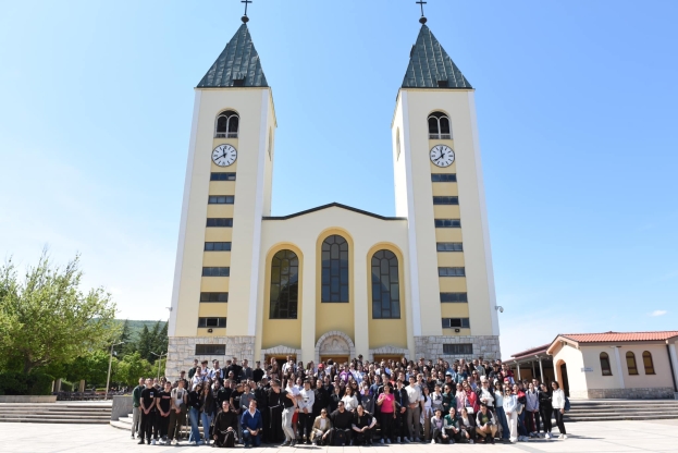 Profesori, fratri i oko 400 učenika hodočastilo od Ljubuškog do Međugorja